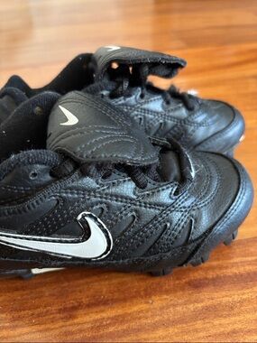 Nike Kids Black teeball baseball Soccer Sneakers with White Swoosh size 11c